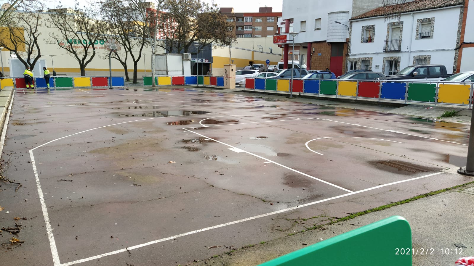 La pista de baloncesto de las Minas cuenta desde hoy con una valla de protecciÃ³n vial.